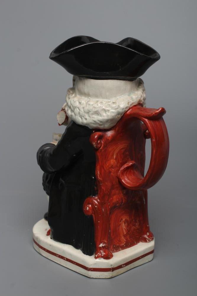 AN ENOCH WOOD TYPE EARTHENWARE DRUNKEN PARSON OR DR. JOHNSON TOBY JUG, c.1800, wearing a black - Image 4 of 5