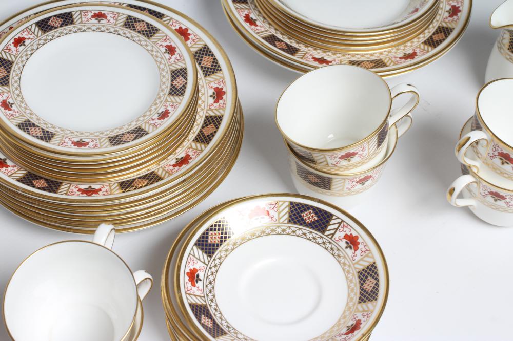 A ROYAL CROWN DERBY CHINA "DERBY BORDER" IMARI PATTERN PART DINNER AND TEA SERVICE, comprising - Image 3 of 5