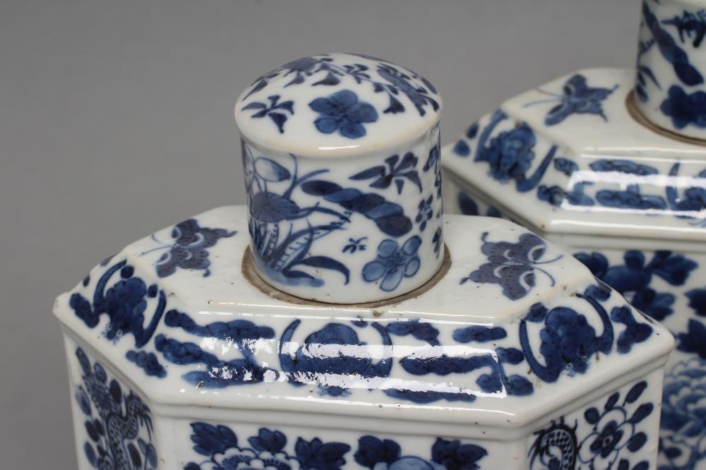 A PAIR OF CHINESE PORCELAIN CANISTERS AND COVERS of canted oblong form, painted in underglaze blue - Bild 2 aus 4