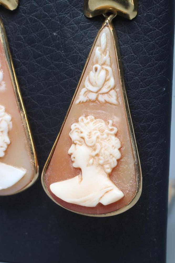 A PAIR OF SHELL CAMEO DROP EARRINGS, the rounded triangular panels each carved with a lady's head - Bild 2 aus 3