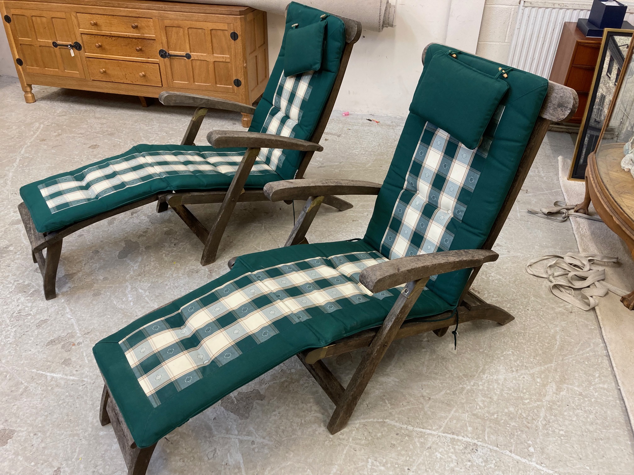 A PAIR OF SLATTED TEAK STEAMER ARMCHAIRS with brass fittings and green weather-proof loose cushions, - Bild 2 aus 2