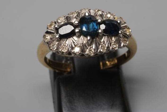 A SAPPHIRE AND DIAMOND DRESS RING, the three oval facet cut sapphires point set to a white mount - Image 2 of 3
