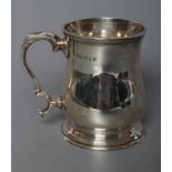 AN EDWARDIAN SILVER MUG, maker Manoah Rhodes, Sheffield 1900, of baluster form with double C