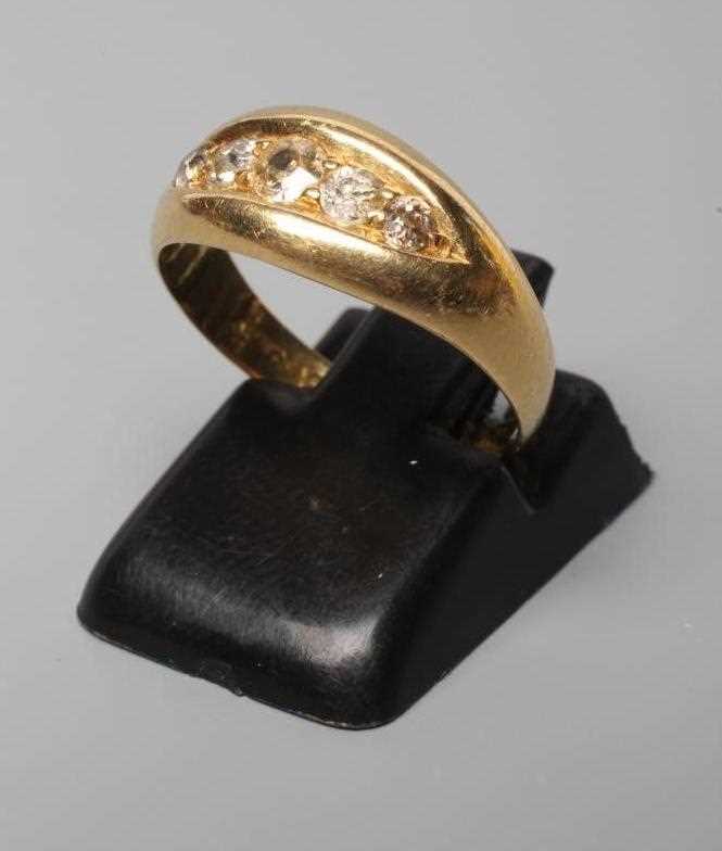 A LATE VICTORIAN DIAMOND RING, set with five mix cut stones in a boat panel to a plain 18ct gold