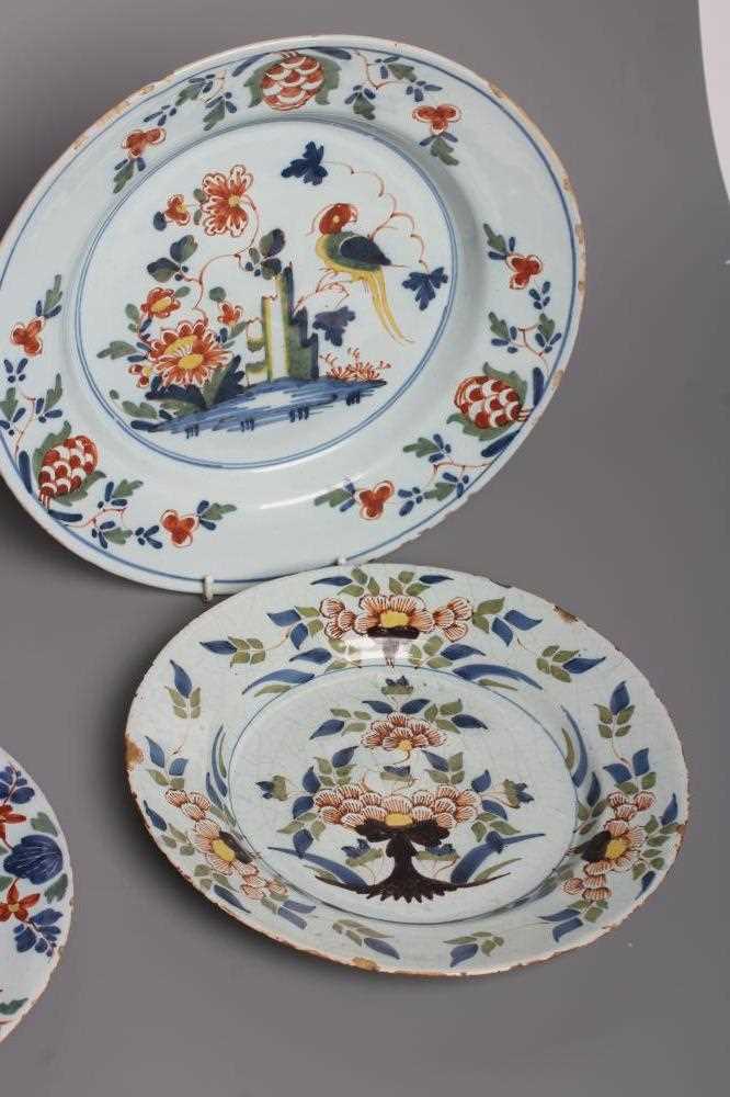 AN ENGLISH DELFT PLATE, London c.1740, painted in green, red, yellow and blue with a seated - Image 4 of 4