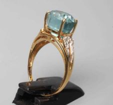 A BLUE TOPAZ COCKTAIL RING, the oval facet cut stone horizontally claw set to open bead shoulders