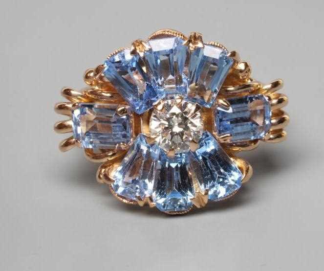 AN AQUAMARINE AND DIAMOND COCKTAIL RING, the central round brilliant cut diamond of approximately - Image 2 of 3