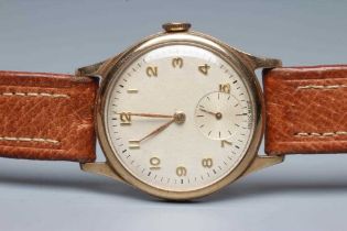 A GENTLEMAN'S 9CT GOLD WRISTWATCH, the champagne dial with applied gilt metal Arabic numerals