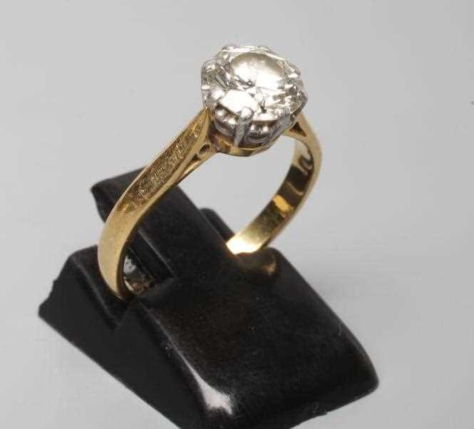 A SOLITAIRE DIAMOND RING, the round brilliant cut stone of approximately 1ct, claw set to a plain