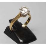A SOLITAIRE DIAMOND RING, the round brilliant cut stone of approximately 1ct, claw set to a plain