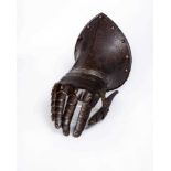 AN ANTIQUE GAUNTLET, possibly 16th century German, with a flared and pointed cuff, four metacarpal