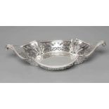 AN EDWARDIAN SILVER BOWL, maker's mark C?P, London 1905, of lobed boat form with two knurl