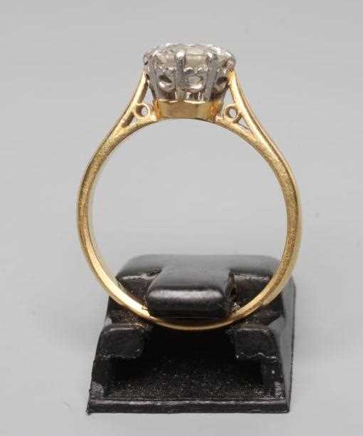 A SOLITAIRE DIAMOND RING, the round brilliant cut stone of approximately 1ct, claw set to a plain - Image 2 of 2