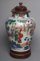 A CHINESE PORCELAIN FAMILLE VERTE VASE of flared rounded cylindrical form, painted in underglaze