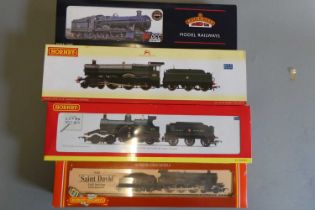 Four G.W.R. locomotives comprising Bachmann 4936 Kinlet Hall, Hornby 6818 Hardwick Grange, 3047