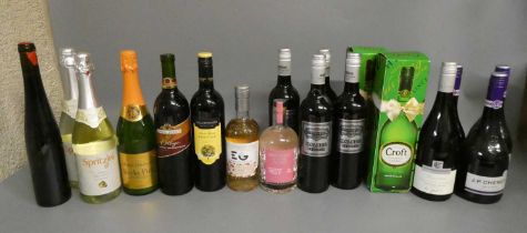 19 bottles of mixed wine & liqueur, including 2 boxed Croft Original Sherry, 4 2015 La Moneda