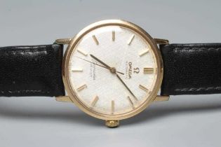 A GENTLEMAN'S 9CT GOLD OMEGA DE VILLE AUTOMATIC WRISTWATCH, the matt cross hatched dial with applied