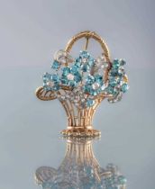 A BLUE AND WHITE PASTE FLOWER BASKET BROOCH, the six claw set blue topaz flower heads all centred by