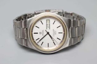 A GENTLEMAN'S OMEGA AUTOMATIC SEAMASTER COSMIC 2000 WRISTWATCH, the silvered dial with applied