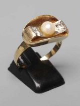 AN ART DECO COCKTAIL RING, the central cultured pearl flanked by two point set diamonds, each of