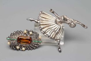 AN ART DECO BROOCH, the central facet cut tourmaline(?) open back collet set and flanked by a row of