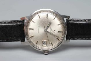 A GENTLEMAN'S OMEGA AUTOMATIC WRISTWATCH, the silvered dial with applied line batons, centre seconds