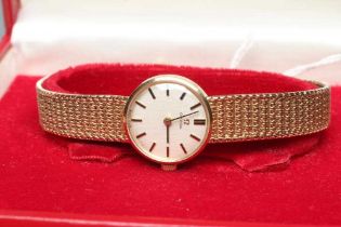 A LADY'S 9CT GOLD OMEGA WRISTWATCH, the pale champagne dial with applied gilt metal batons, in a