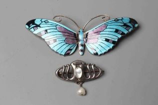 AN ARTS AND CRAFTS SILVER BROOCH, maker W.H. Haseler, Birmingham 1905, of open oval form centred