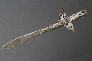 AN ART NOUVEAU STYLE SILVER PAPER KNIFE, stamped STERLING, the handle single struck with a