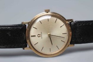 A GENTLEMAN'S 9CT GOLD OMEGA WRISTWATCH, the champagne dial with applied gilt metal batons in a