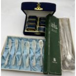 Boxed set of lapis lazuli and white metal napkin rings, boxed WMF long cocktail spoons and 6