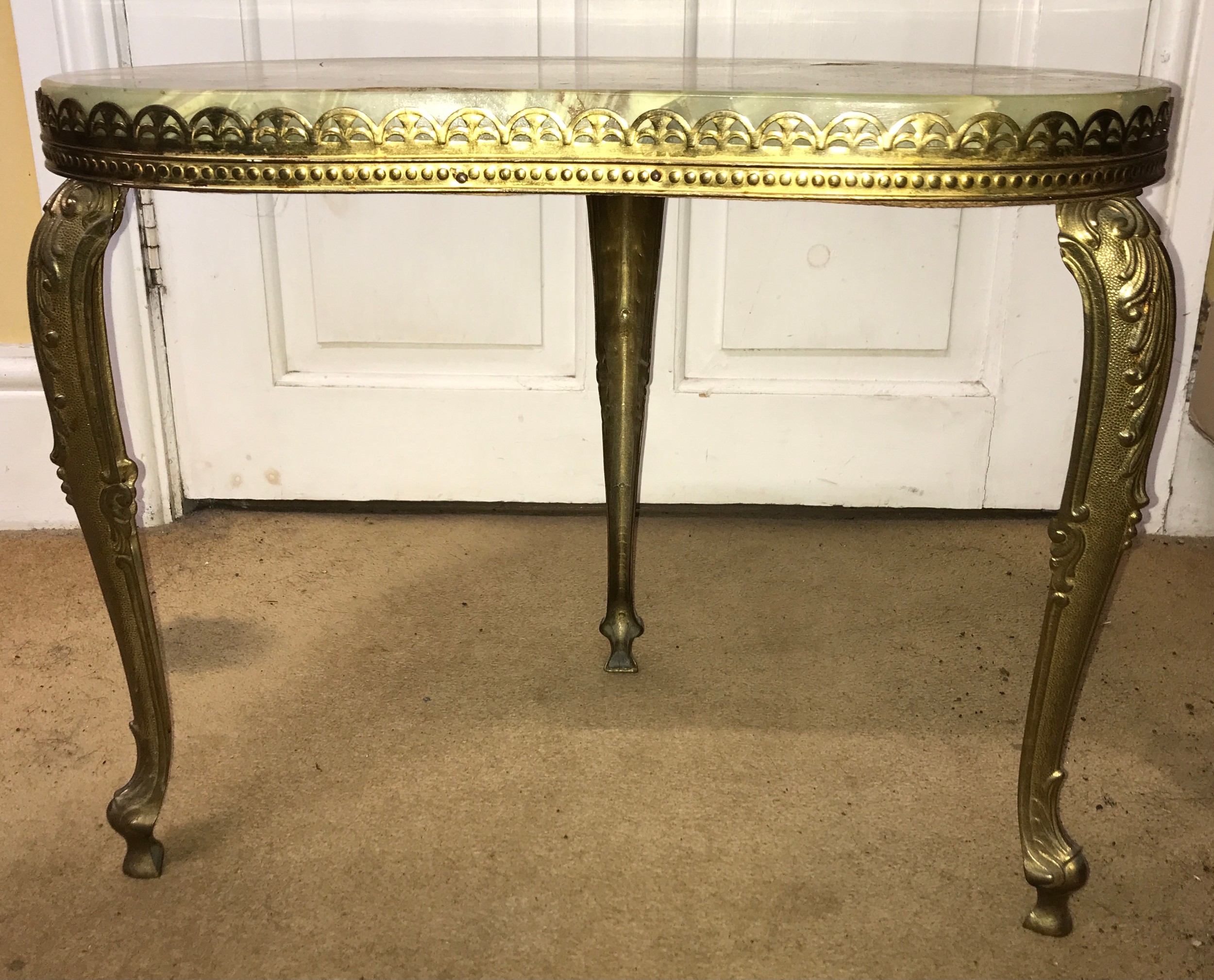 A gilt metal side table with green onyx shaped top measuring 40h x 47w x 28cm d - Image 5 of 5