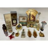 A collection of perfume bottles to include Le Narisse Bleu Mury Paris, small 4.5cm silver (800)