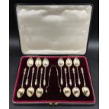 A set of 12 silver apostle spoons with tongs in fitted case hallmarked Birmingham 1899 Hilliard &