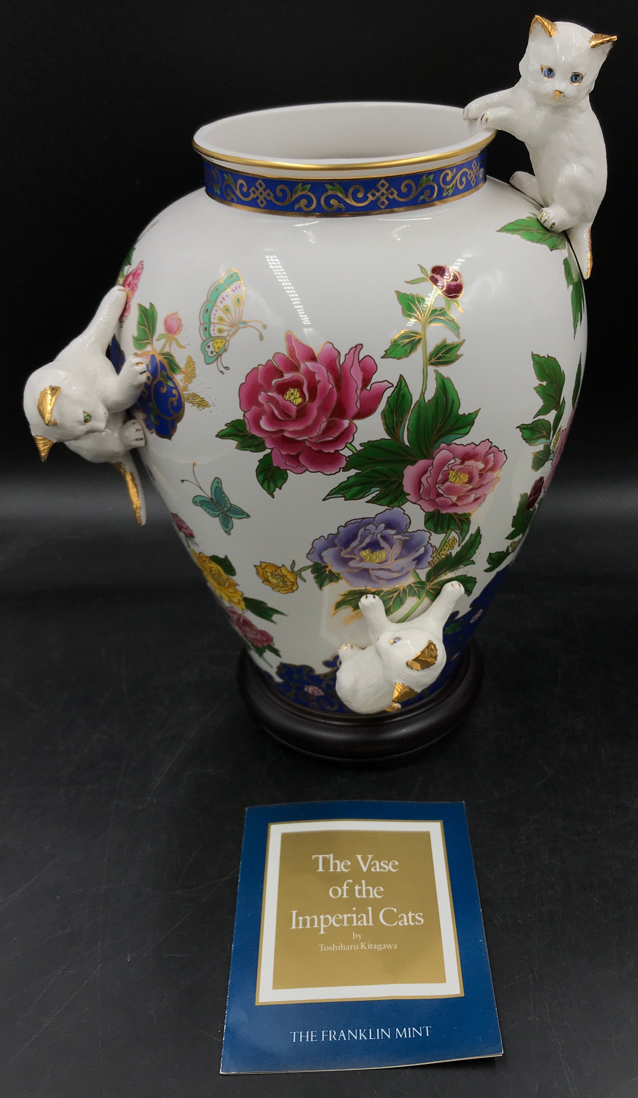 Two Franklin Mint vases to include The Vase of Imperial Cats 29h and The Vase of the Emperor's - Image 2 of 4
