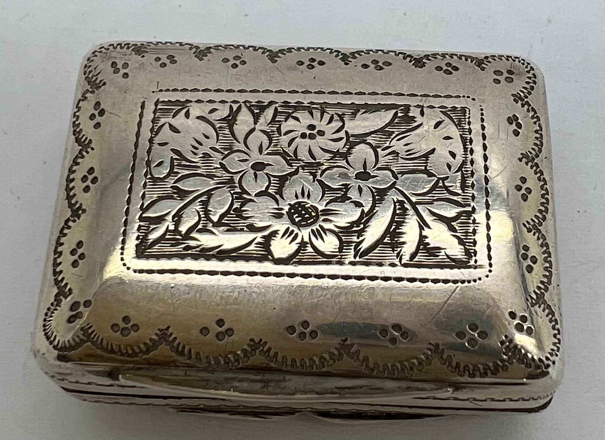 Silver vinaigrette with floral engraving, pierced silver gilt grill and vacant cartouche - Image 2 of 4