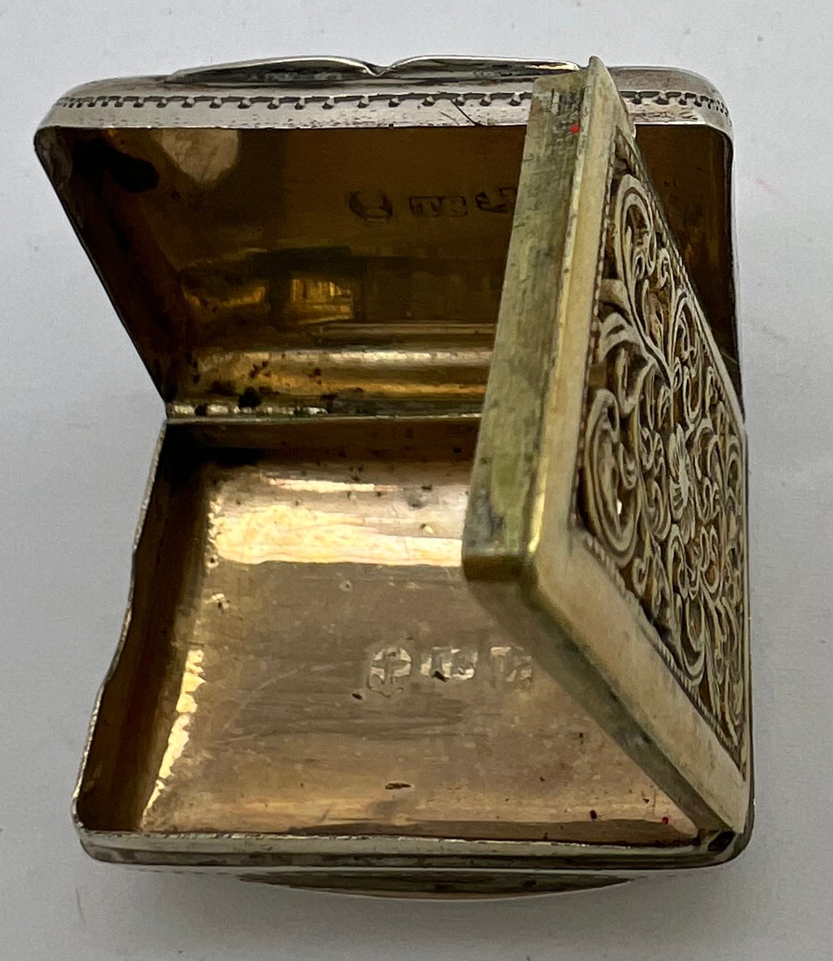 Silver vinaigrette with floral engraving, pierced silver gilt grill and vacant cartouche - Image 4 of 4