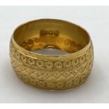 A 21 carat gold ring Weight 2.8gm. Size P.
