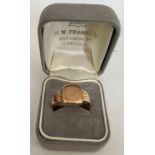 A 9 carat gold signet ring, size T, weight 4.7gm.