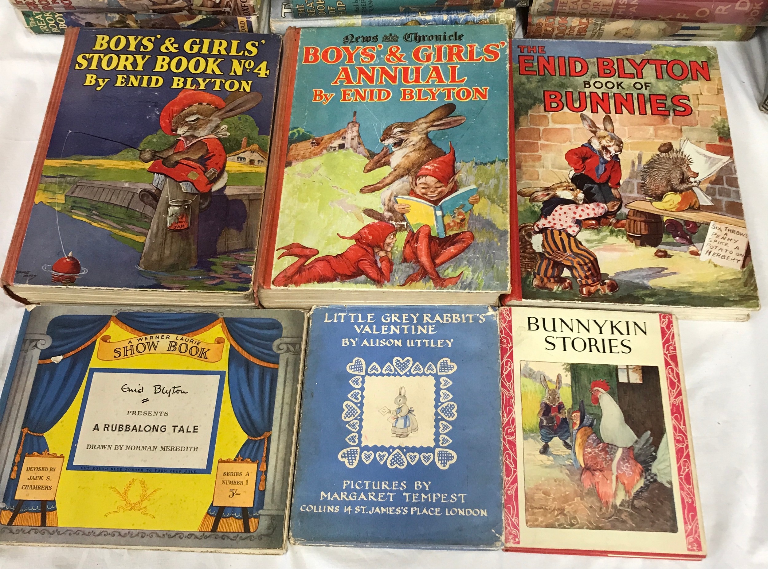 Collection of books to include The Play's the Thing by Enid Blyton, Boys's & Girl's Annual by Enid - Image 3 of 5
