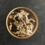 A Queen Elizabeth II 2009 full gold sovereign. 8gms.