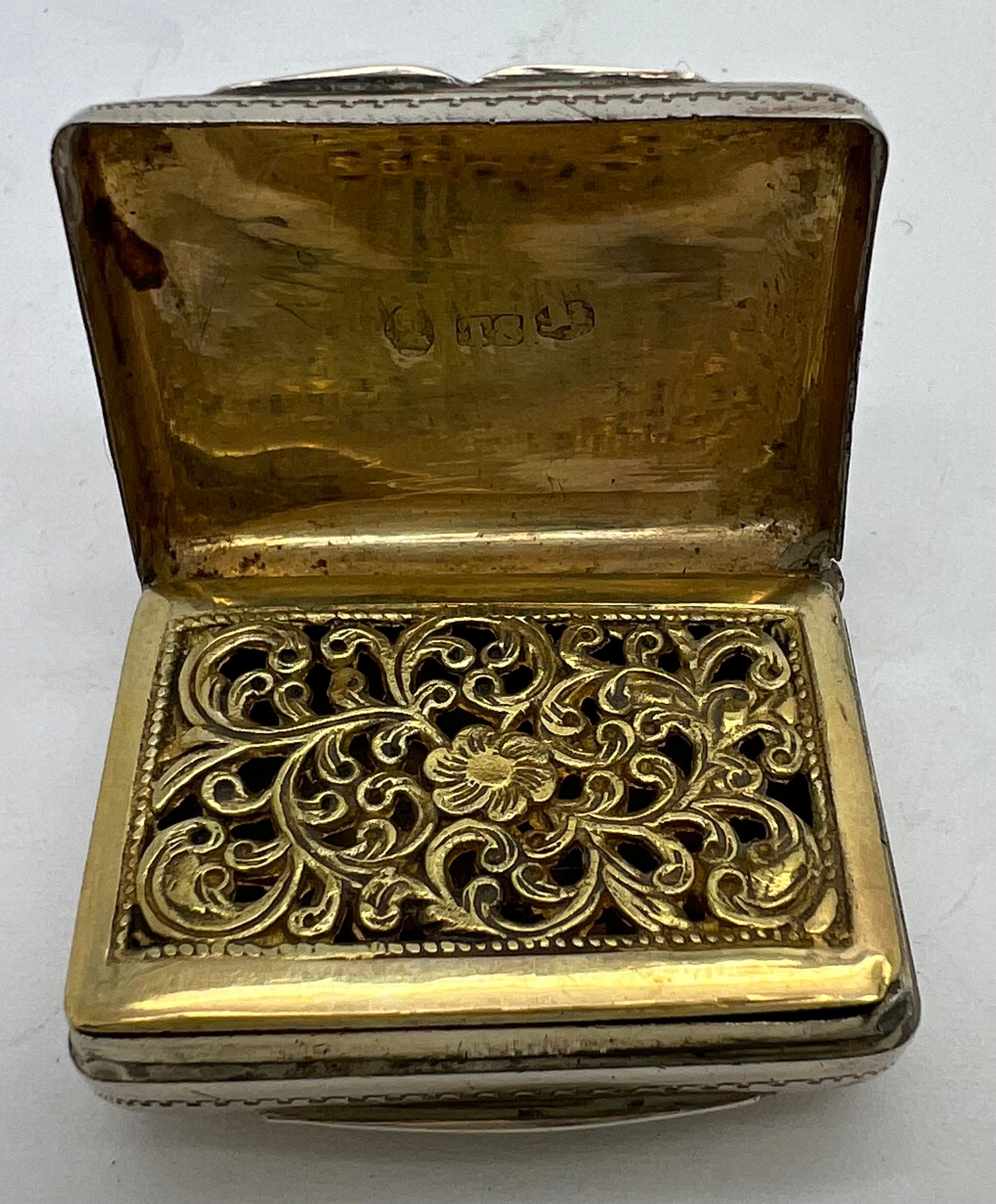 Silver vinaigrette with floral engraving, pierced silver gilt grill and vacant cartouche - Image 3 of 4