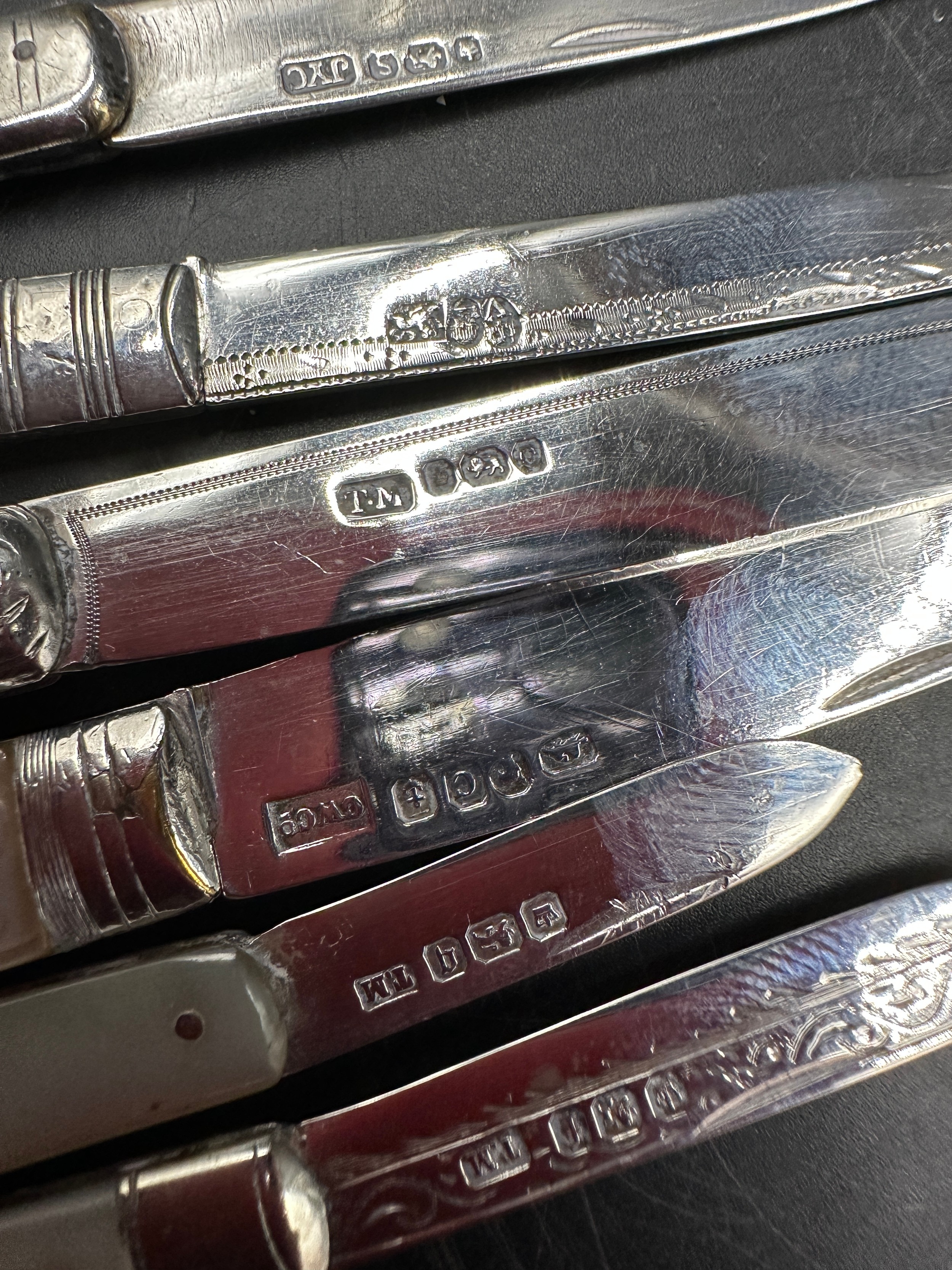 A collection of six hallmarked silver mother of pearl fruit knives and a cylindrical case with - Image 8 of 8