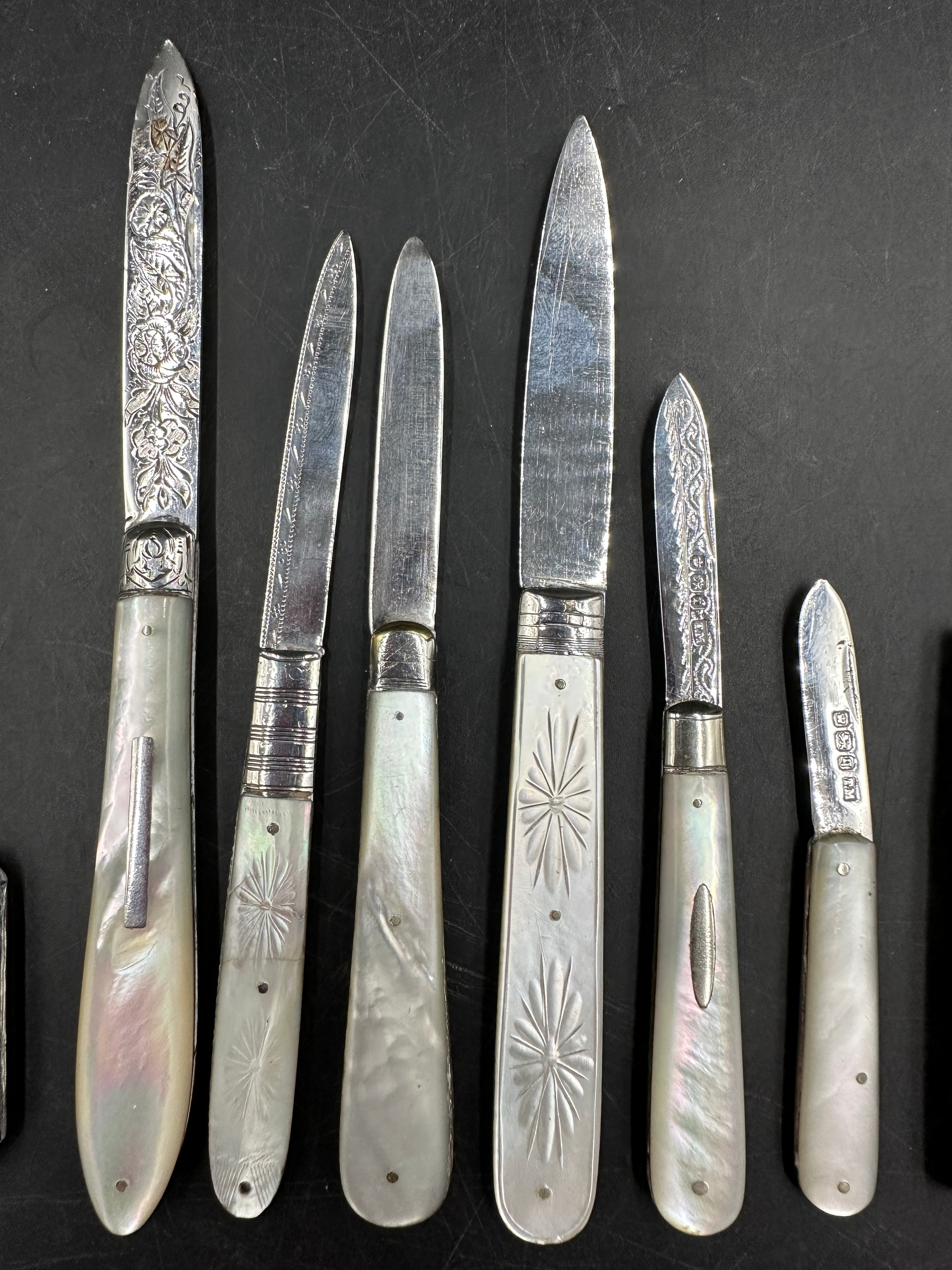 A collection of six hallmarked silver mother of pearl fruit knives and a cylindrical case with - Image 2 of 8