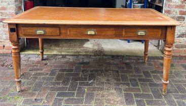 Edwardian oak desk with three drawers to the front and faux leather top. 167cm w x 90cm d x 80cm h.