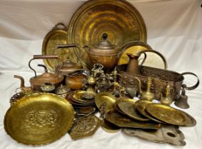 A collection of brass and copperware to include 2 copper kettles, Samovar, plates, copper planter,