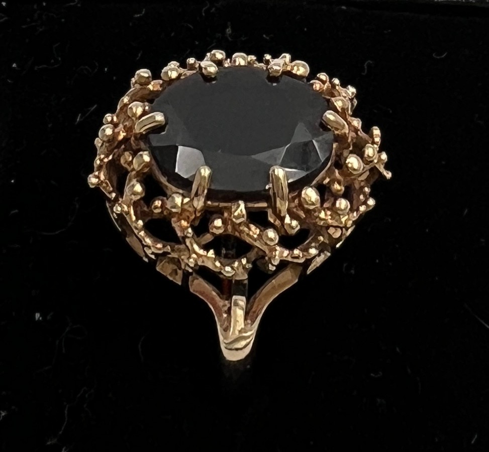A 9 carat gold ring set with garnet. Size M, weight 5gm - Image 2 of 2