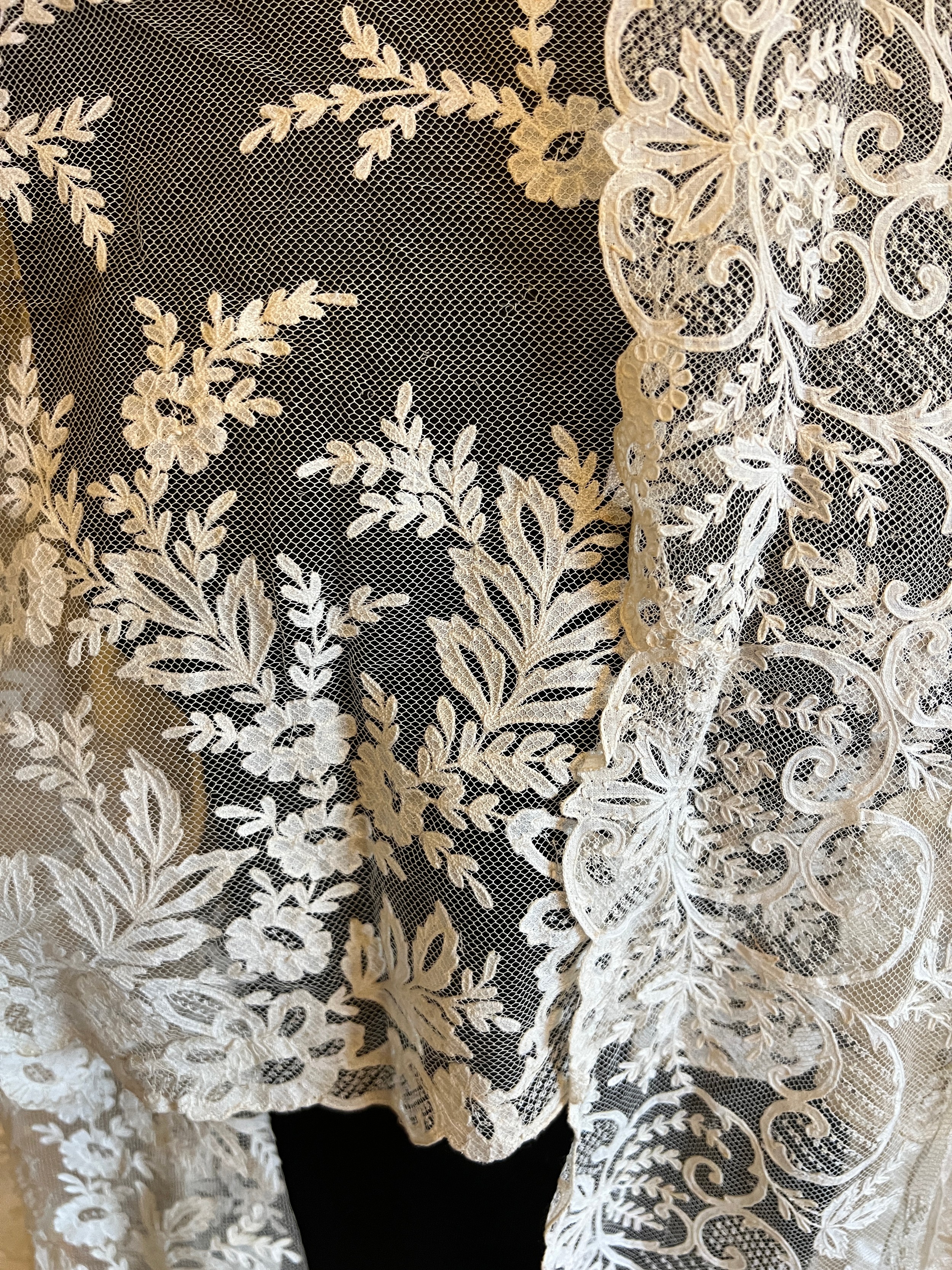Three lengths of good quality 19thC lace. Two with the same pattern 46cm x 268cm. Some small holes - Image 3 of 13