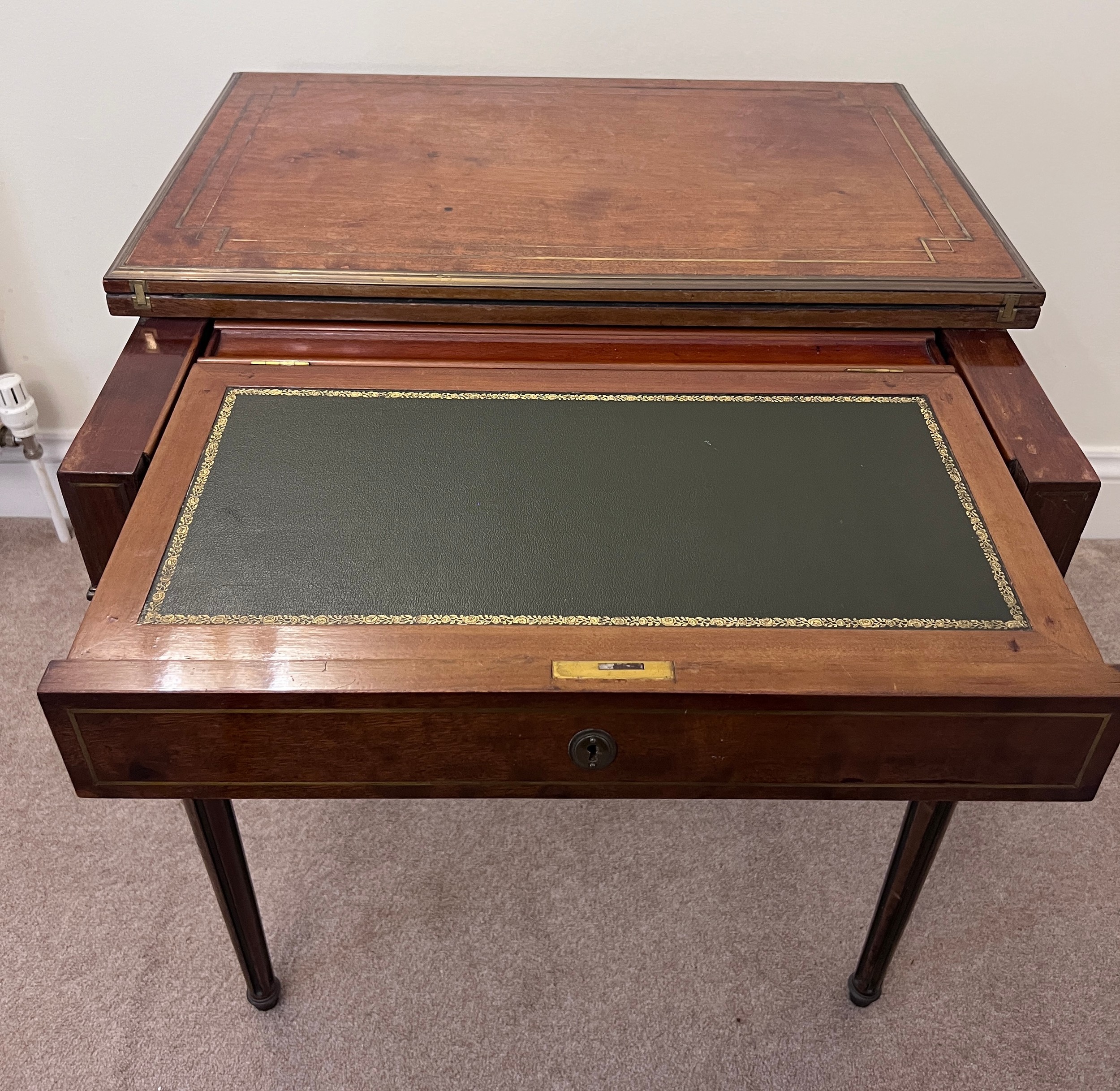 A metamorphic continental mahogany and brass inlaid dressing/card table. 71 x 45.5 x 75cm h. Open - Image 6 of 11