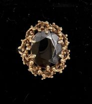 A 9 carat gold ring set with garnet. Size M, weight 5gm